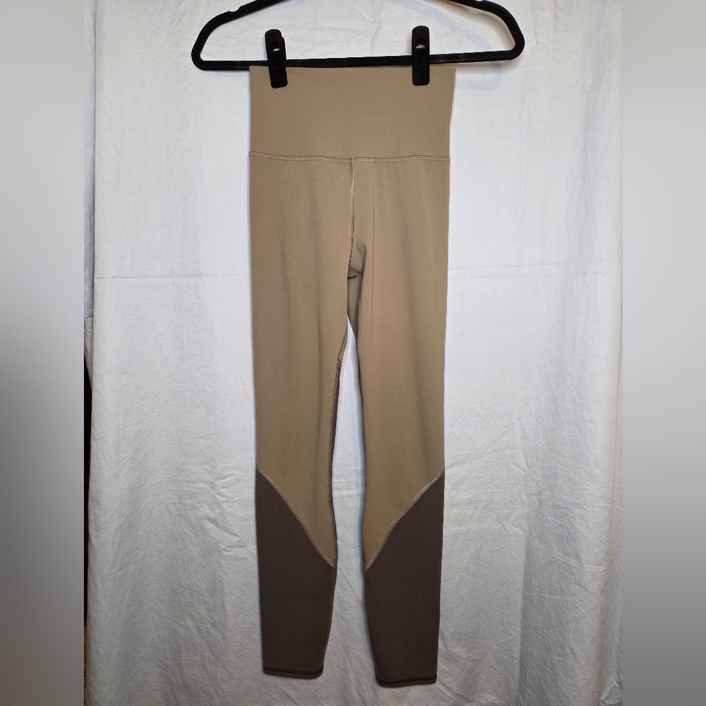 Vuori Colorblock Studio Leggings in Tan/Dark Tan - Size XS